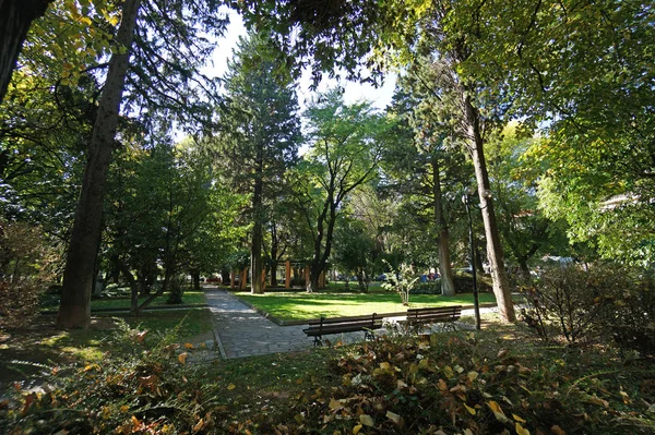 Alter Friedhof von den Nazis in einen Park in der Nähe der Edessa-Wasserfälle umgewandelt — Stockfoto