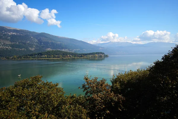 Panoramiczny widok na jezioro Pamvotida Ioannina — Zdjęcie stockowe