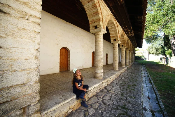 Una niña juega durante su visita al Dimotiko Musio Mendreses — Foto de Stock