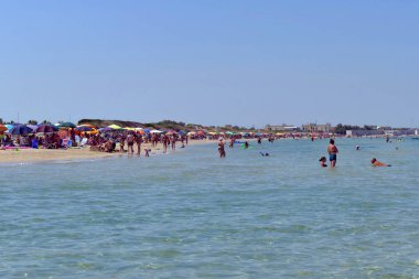 Dört buçuk yaşında büyük gözlü bir kız.