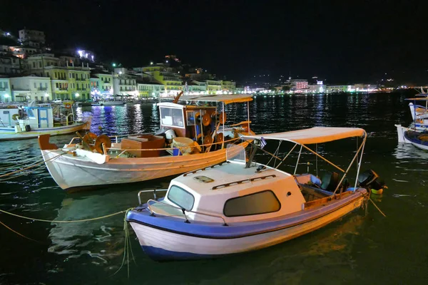 Vista panorâmica da noite do porto de Gythio, Peloponeso, Grécia — Fotografia de Stock