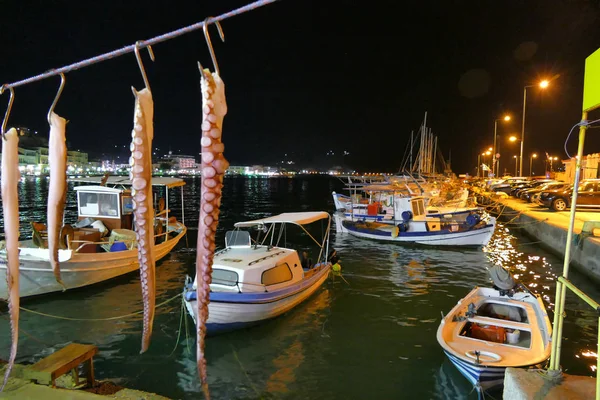 Octopuses left to dry in the sun in the port of Gythio — Stock Photo, Image