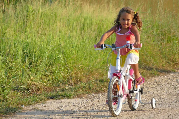 4 anni e mezzo ragazza 4 anni e mezzo ragazza gioca con la sua bicicletta — Foto Stock