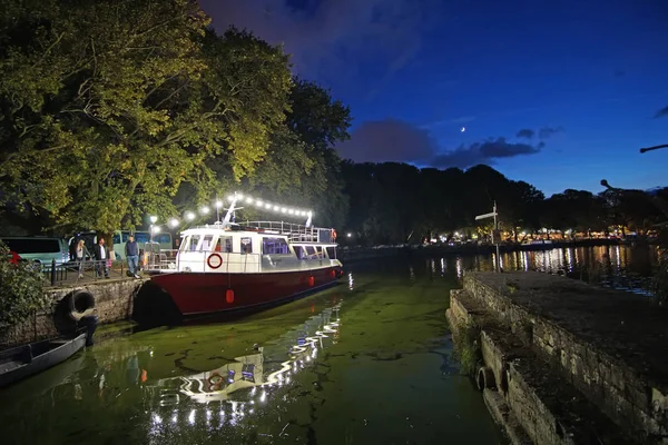 Beautiful view of the waterfront of Lake Pamvotida in Ioannina — 스톡 사진