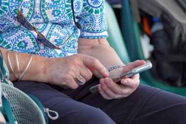 Eller sürekli telefonun tuş takımına dokunuyor.