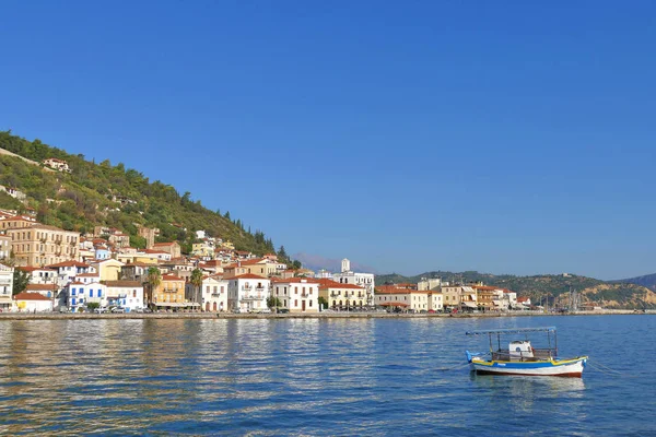 Vue panoramique sur le soleil du port de Gythio — Photo