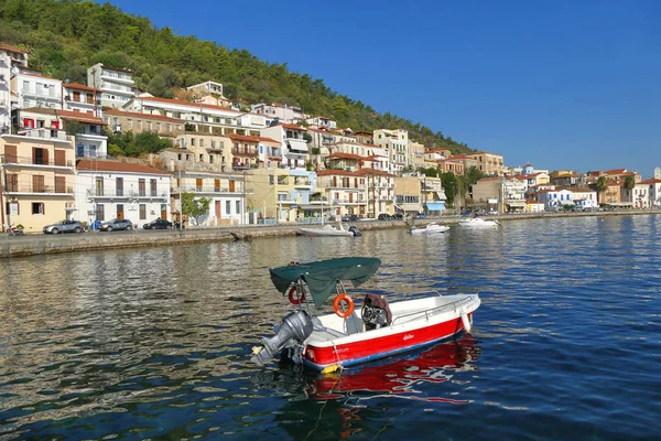 Vue panoramique sur le soleil du port de Gythio — Photo