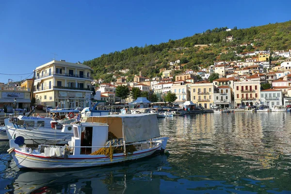 Vue panoramique sur le soleil du port de Gythio — Photo