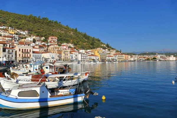 Vue panoramique sur le soleil du port de Gythio — Photo