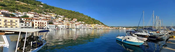 Vue panoramique sur le soleil du port de Gythio — Photo