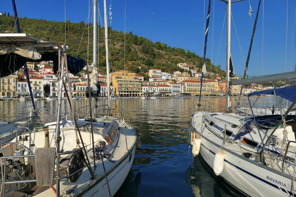 Vue panoramique sur le soleil du port de Gythio — Photo