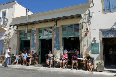 Yunanistan 'ın Potamos kentindeki tarihi Asticon barında turistler dinleniyor