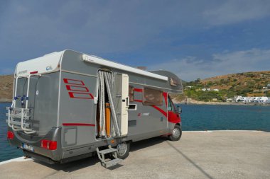 Yunanistan 'ın Kythira adasındaki Kapsali limanı ve körfezi panoramik manzaralı park etmiş bir kampçı.