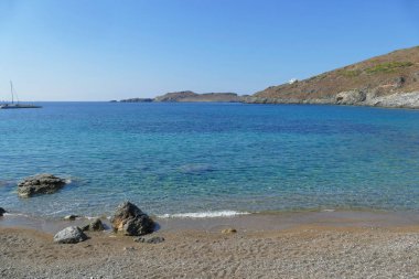 Vista della spiaggia e del mare cristallino di Kapsali nel sud isola di Kythira