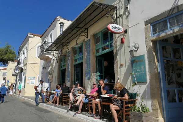 Toeristen ontspannen in de historische Asticon bar in Potamos, Griekenland — Stockfoto