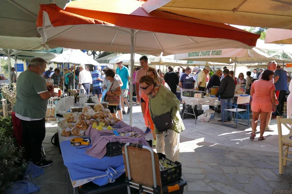 Touristen verschiedener Nationalitäten kaufen auf dem charakteristischen Markt für typische Produkte in Potamos, Griechenland — Stockfoto