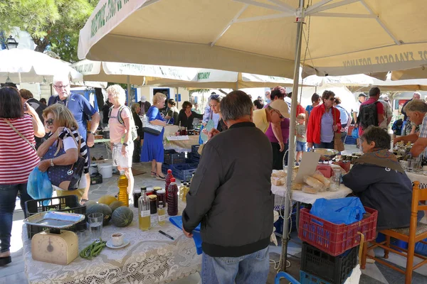 Touristen verschiedener Nationalitäten kaufen auf dem charakteristischen Markt für typische Produkte in Potamos, Griechenland — Stockfoto