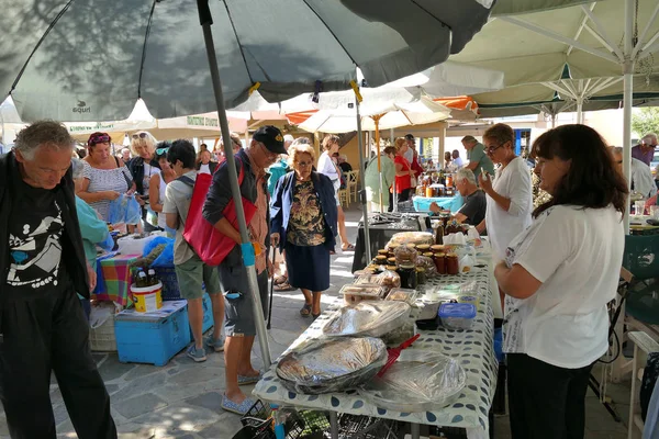 Touristes de diverses nationalités magasinent dans le marché caractéristique des produits typiques à Potamos, Grèce — Photo