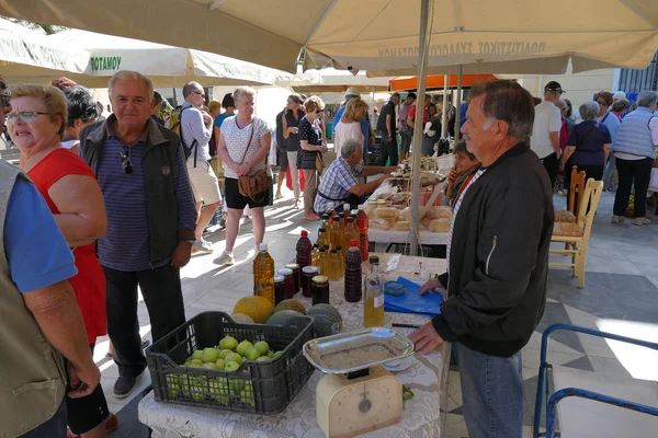 Touristen verschiedener Nationalitäten kaufen auf dem charakteristischen Markt für typische Produkte in Potamos, Griechenland — Stockfoto