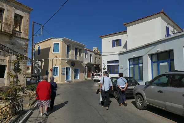 Toeristen van verschillende nationaliteiten gaan naar de karakteristieke markt van typische producten in Potamos, Griekenland — Stockfoto