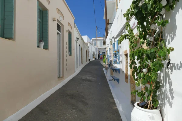 Typical street of the capital Chora, Kythera with the last tourists in autoumn — Stock Photo, Image