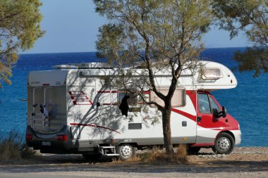 Kythira, Yunanistan, 26 Eylül 2019, Paleopoli sahilinin yakınına park edilmiş güzel bir karavan.