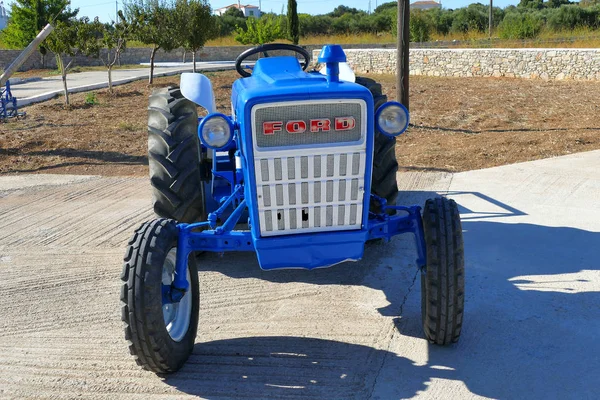 Tractor vintage azul estacionado en el campo — Foto de Stock