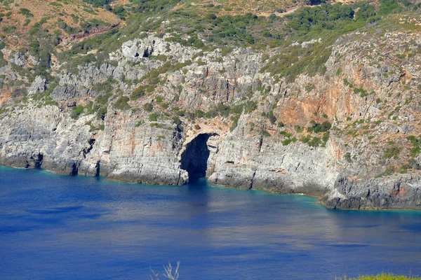 Hermoso paisaje de la entrada de una cueva en la costa occidental de Citera — Foto de Stock