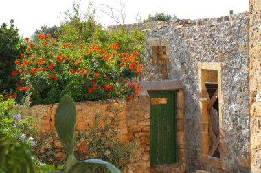 Monemvasia 'nın efsanevi kalesinin içindeki şehir manzarası.