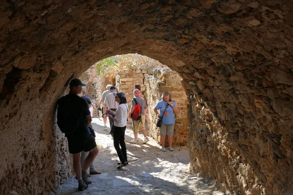 Touristen besuchen die Stadt in der mythischen Burg von monemvasia — Stockfoto