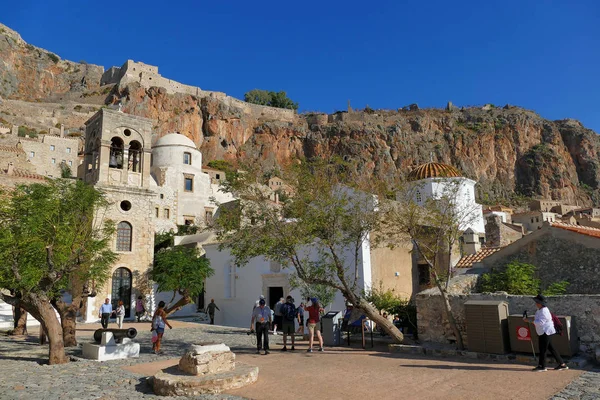 Les touristes visitent la ville à l'intérieur du mythique château de Monemvasia — Photo