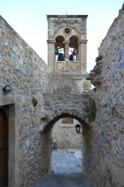 Monemvasia 'nın efsanevi şatosundaki bir şehir caddesinin ayrıntıları.