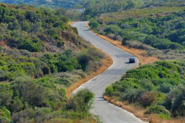 Moreloponese 'nin güneydoğusundaki tepelerden bir araba geçiyor.