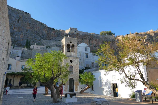 Turyści odwiedzają miasto wewnątrz mitycznego zamku Monemvasia — Zdjęcie stockowe