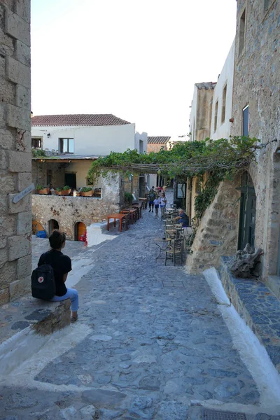 Turistas visitam a cidade dentro do mítico castelo de Monemvasia — Fotografia de Stock