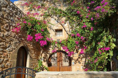 Monemvasia 'nın efsanevi şatosunun içindeki şehrin panoramik görüntüsü