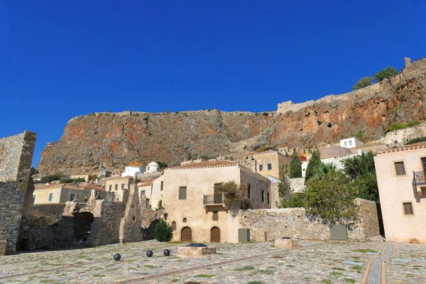 Monemvasia 'nın efsanevi kalesinin içindeki şehir meydanı. — Stok fotoğraf