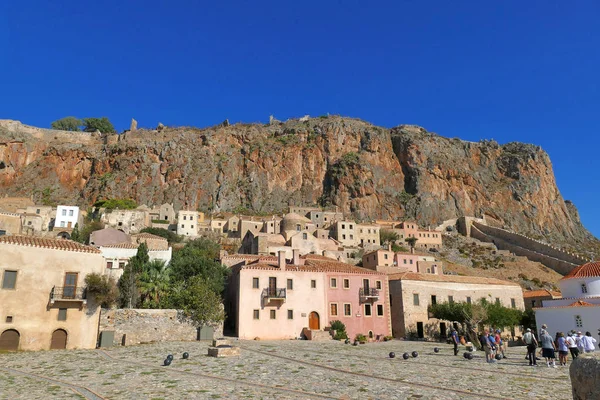 Toeristen bezoeken de stad in het mythische kasteel van Monemvasia — Stockfoto