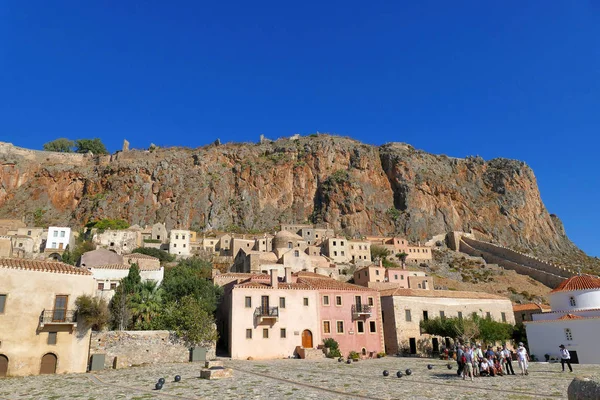 Turistler, Monemvasia 'nın efsanevi şatosunun içindeki kenti ziyaret ediyorlar. — Stok fotoğraf