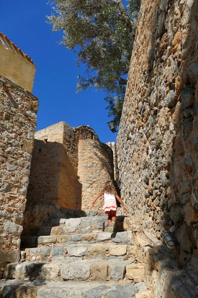Una niña visita la ciudad dentro del mítico castillo de Monemvasia — Foto de Stock