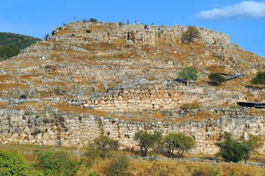 Mycenae, Yunanistan, 5 Ekim 2019, turistler Aslan Kapısı 'ndan Kale' ye girerek arkeolojik alanı ziyaret ediyorlar.