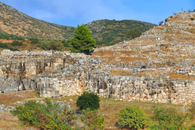 Mycenae, Yunanistan, 5 Ekim 2019, turistler Aslan Kapısı 'ndan Kale' ye girerek arkeolojik alanı ziyaret ediyorlar.