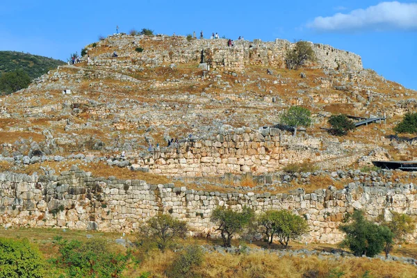 Mycenae, Grecja, 5 października 2019 r., turyści odwiedzają stanowisko archeologiczne wchodząc do Cytadeli od bramy Lions — Zdjęcie stockowe