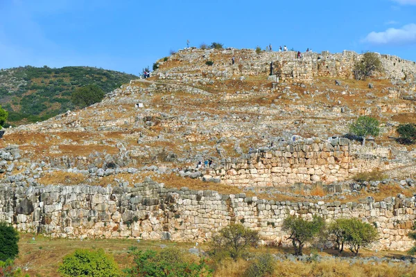 Turister besöker den arkeologiska platsen genom att komma in i Citadellet — Stockfoto