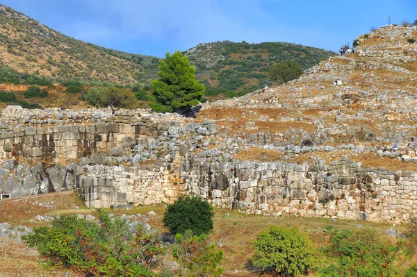 Mycenae, Görögország, 2019. október 5., a turisták ellátogatnak a régészeti lelőhelyre az oroszlánkaputól a Citadellába. — Stock Fotó