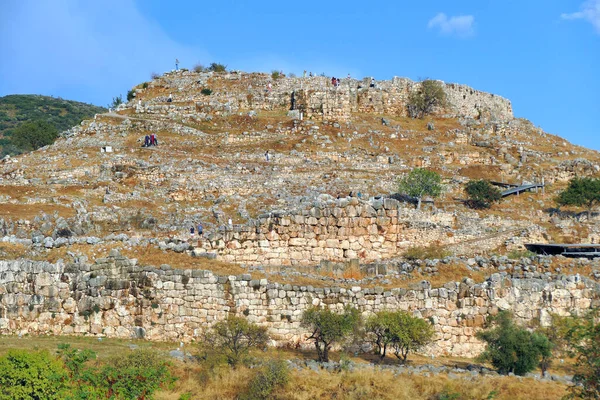 Mycenae, Grécia, 5 de outubro de 2019, turistas visitam o sítio arqueológico entrando na Cidadela pelo portão dos Leões — Fotografia de Stock