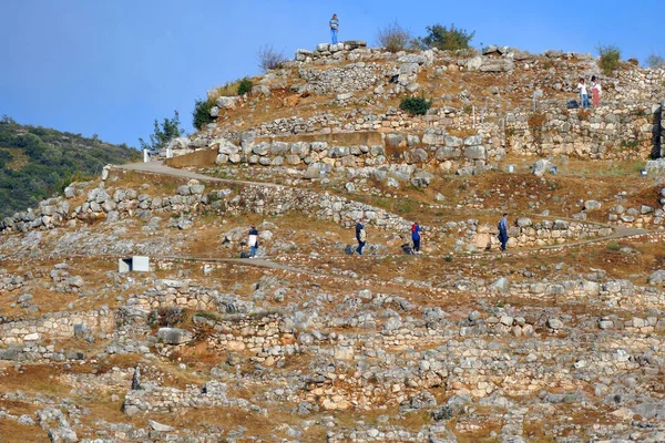 Mycenae, Grecja, 5 października 2019 r., turyści odwiedzają stanowisko archeologiczne wchodząc do Cytadeli od bramy Lions — Zdjęcie stockowe