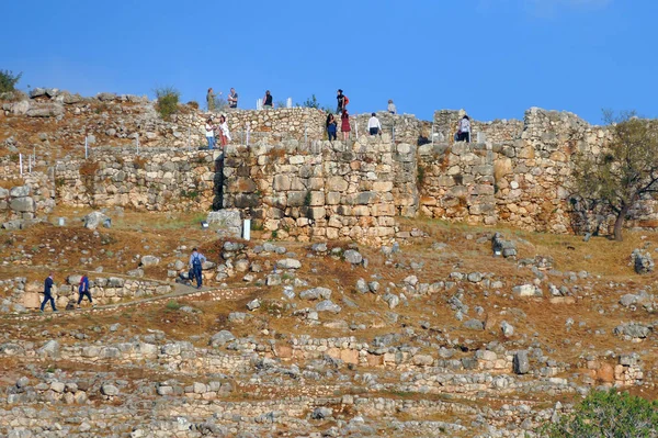 Micenas, Grecia, 5 de octubre de 2019, los turistas visitan el sitio arqueológico entrando en la Ciudadela desde la puerta de los Leones — Foto de Stock