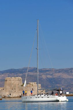 Yunanistan 'ın Nafplio limanındaki 2019 yelkenli teknesi