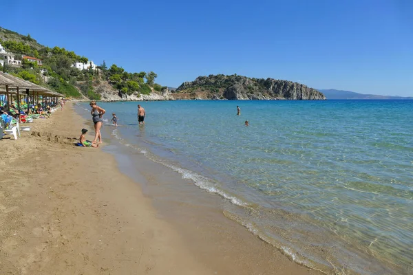 Últimos turistas de banho no outono nas praias do Peloponeso — Fotografia de Stock